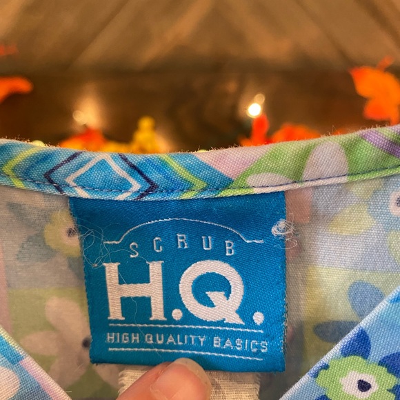 Scrub H.Q. Ladies Sz Small Top Multicolor Circular Flowers - Picture 4 of 7
